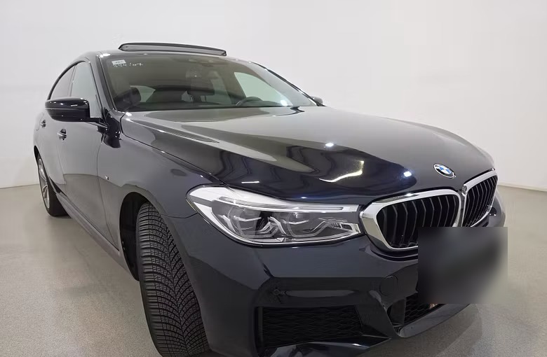 BMW 630 Gran Turismo noire, vue de trois quarts avant