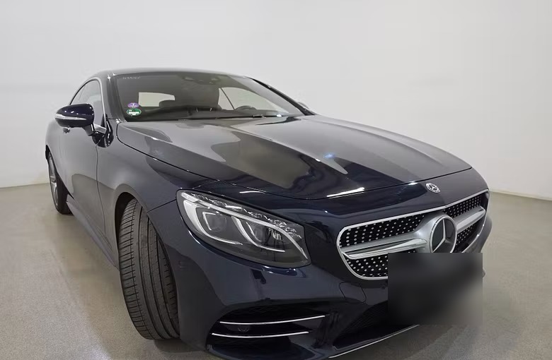 Mercedes S 450 bleu nuit, vue de trois quarts avant
