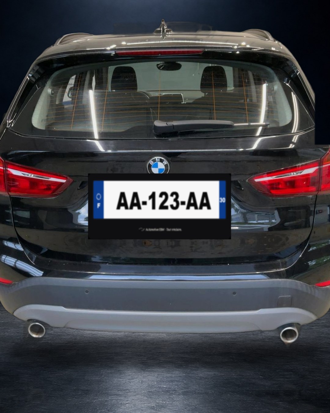Le support de plaque sur la vraie voiture