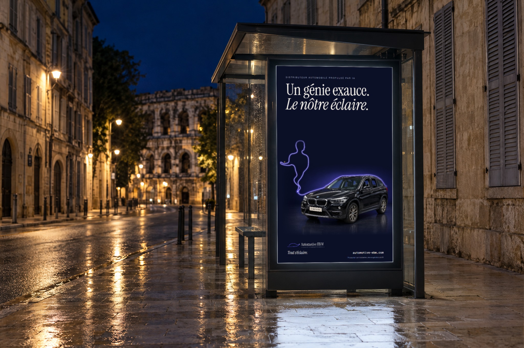 Mise en situation : l’affiche dans un abribus de Nîmes, la nuit (exemple ; décor généré par IA)