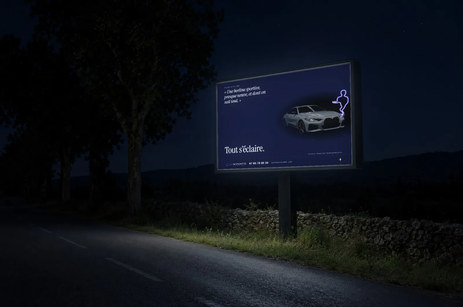 L'affiche 4 × 3, seule lumière d'une route de nuit