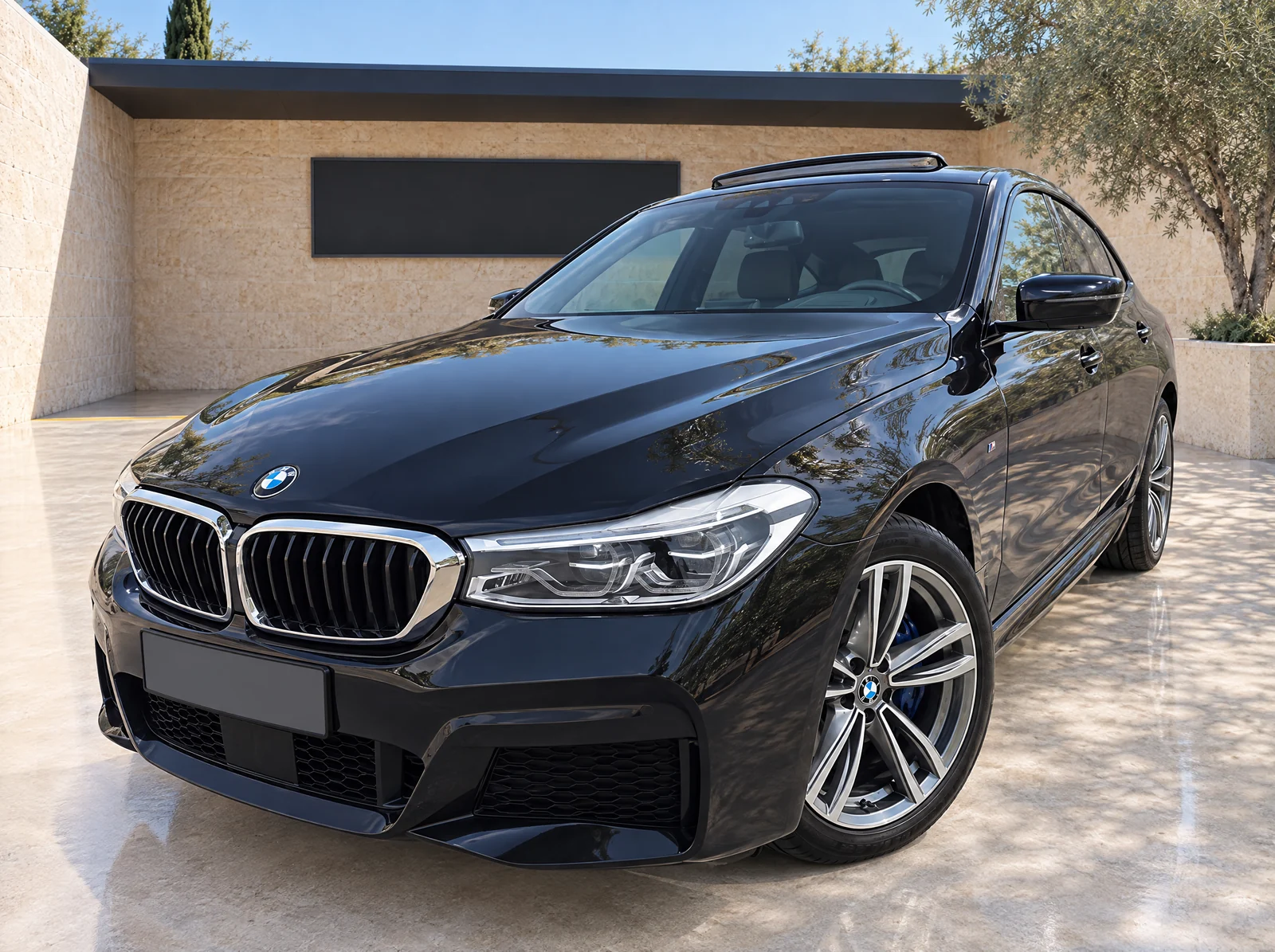 La BMW 630 Gran Turismo, lustrée, dans la cour du Tableau
