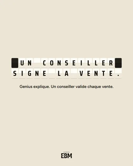 Un conseiller signe la vente.