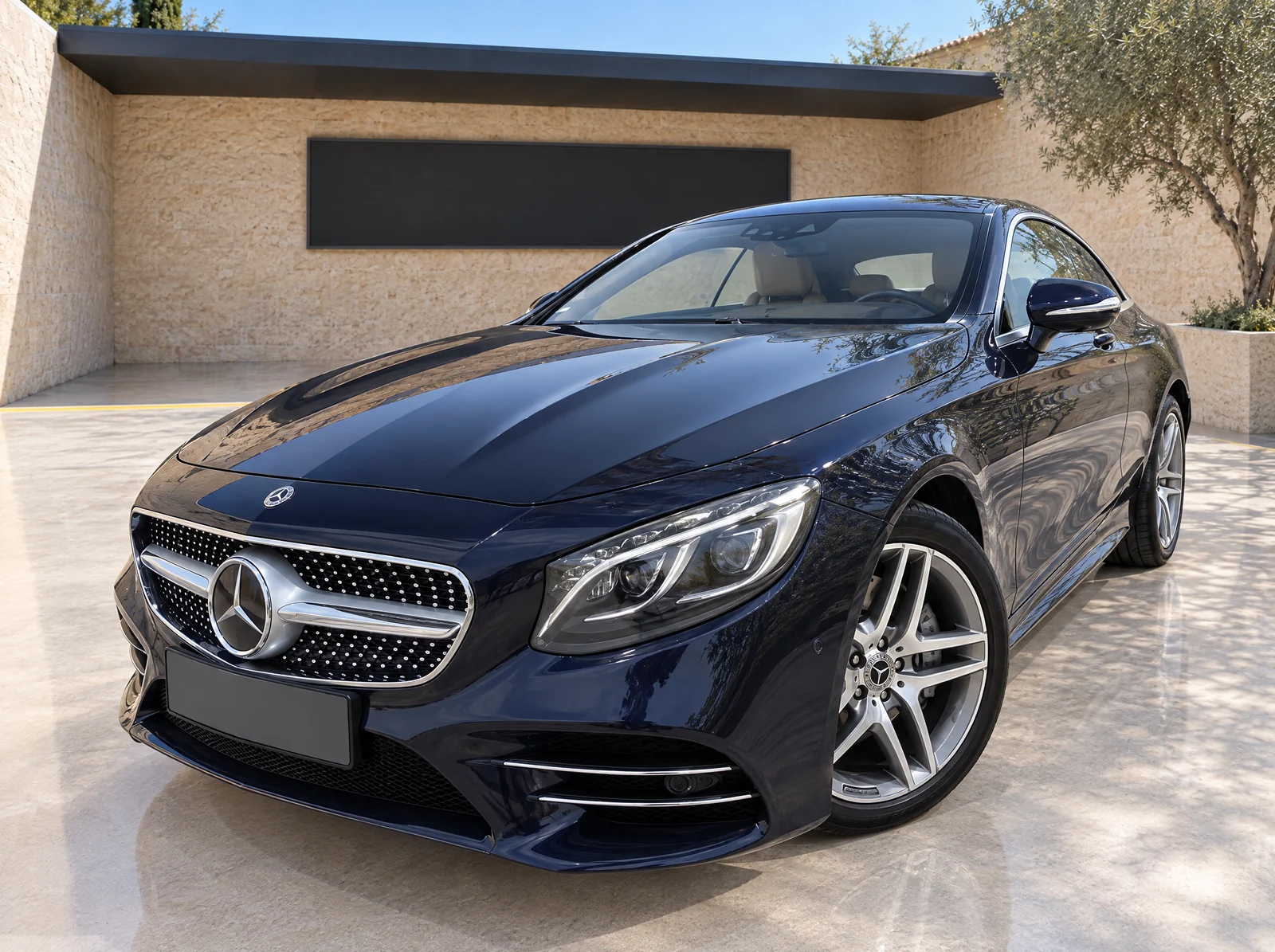 La Mercedes S 450 coupé bleue : sa vraie photo, lustrée et posée dans la cour de pierre du Tableau